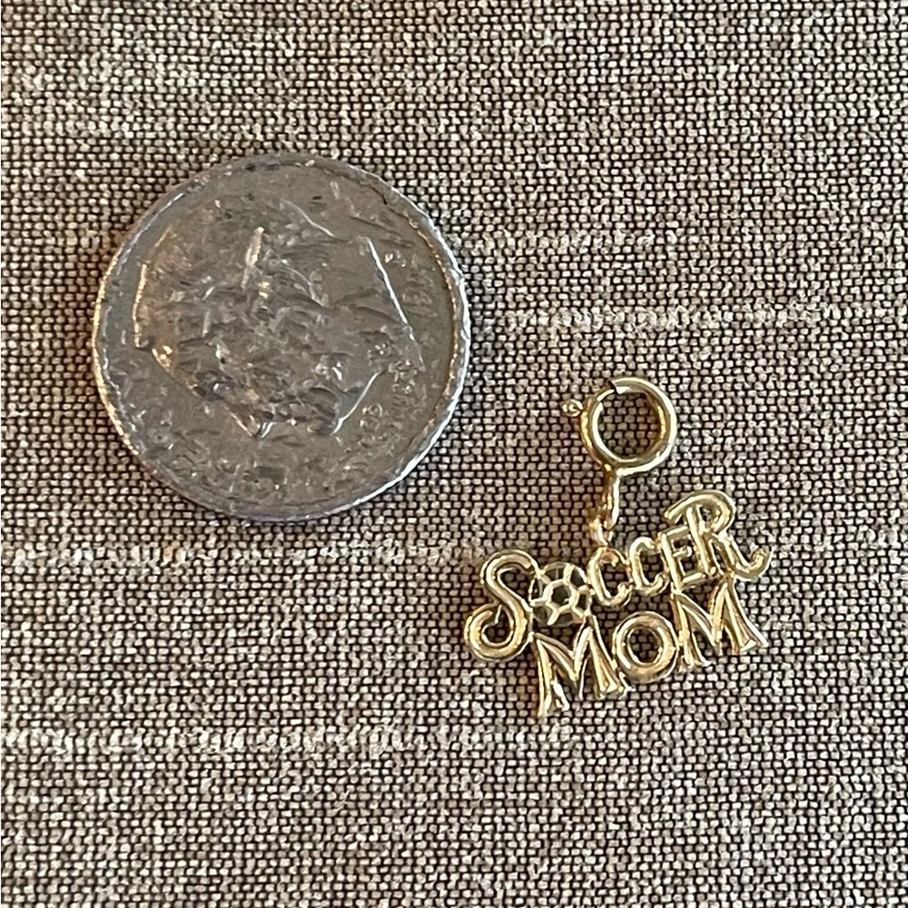 14K yellow gold (0.49 grams) Soccer Mom charm